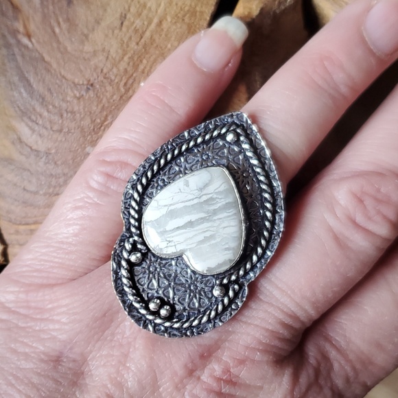 New Overzized Carved Heart Shaped Howlite 925 Silver Statement Ring. - Picture 12 of 12
